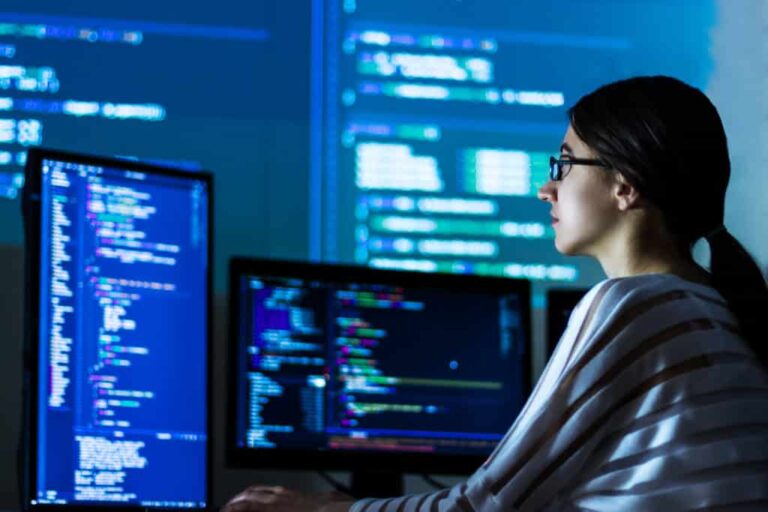 7 Ways Startups Can Scale Faster with Custom Software Development Services