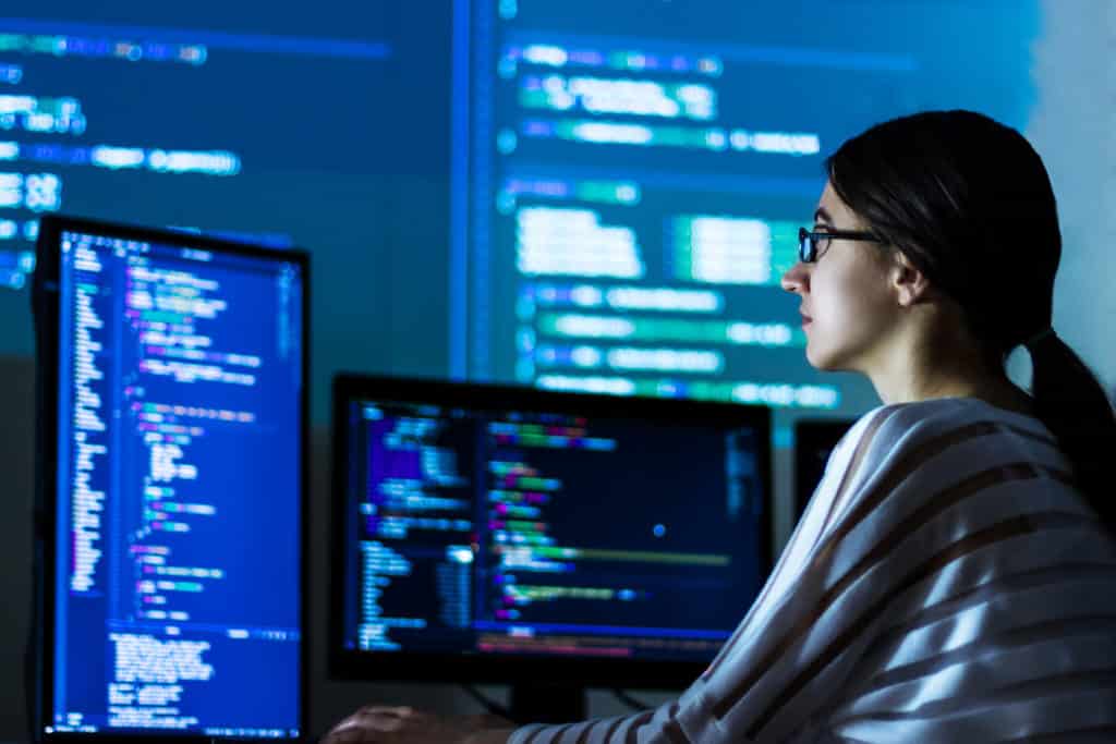 7 Ways Startups Can Scale Faster with Custom Software Development Services